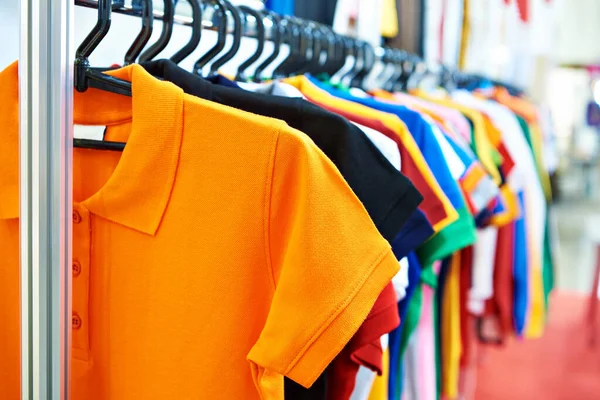 Moda Camisetas Coloridas Cabide Uma Loja — Fotografia de Stock