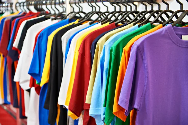 商店衣架上的时髦彩色T恤衫 — 图库照片