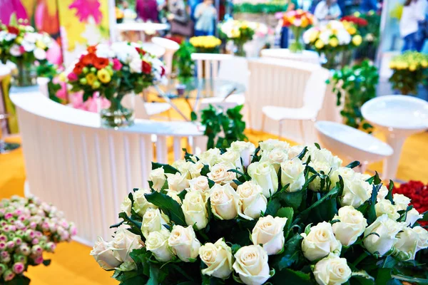 Hermoso Ramo Grande Rosas Blancas Una Tienda Exhibición — Foto de Stock