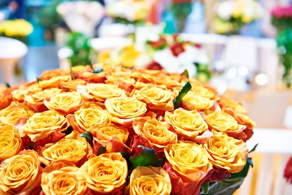Hermoso Ramo Grande Rosas Naranjas Una Tienda Exhibición — Foto de Stock