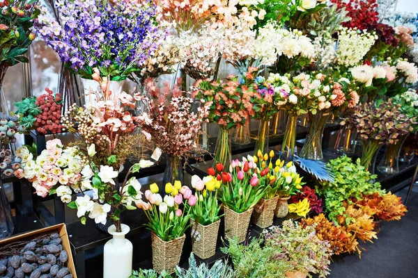 Hermosos Ramos Flores Colores Escaparate Una Tienda Flores — Foto de Stock