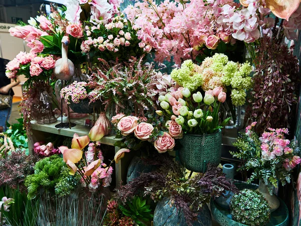 Hermoso Arreglo Floral Una Exposición Flores — Foto de Stock