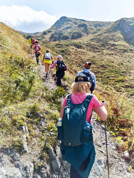 Grupo Turistas Trekking Nas Montanhas — Fotografia de Stock