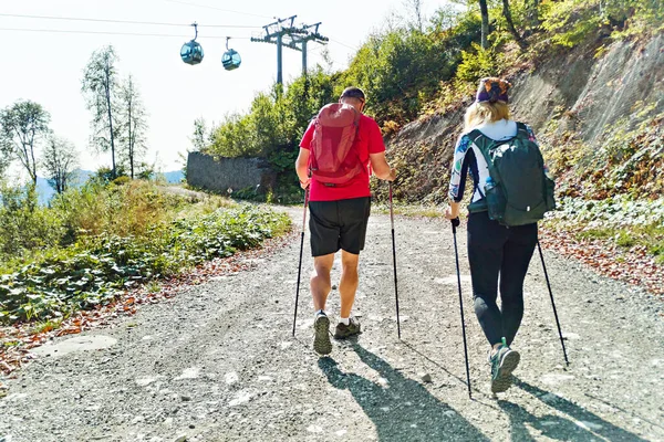 Homem Mulher Turistas Trekking Nas Montanhas — Fotografia de Stock