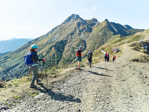 Grupo Turistas Trekking Nas Montanhas — Fotografia de Stock