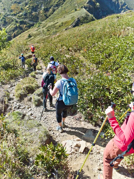 Grupo Turistas Trekking Nas Montanhas — Fotografia de Stock