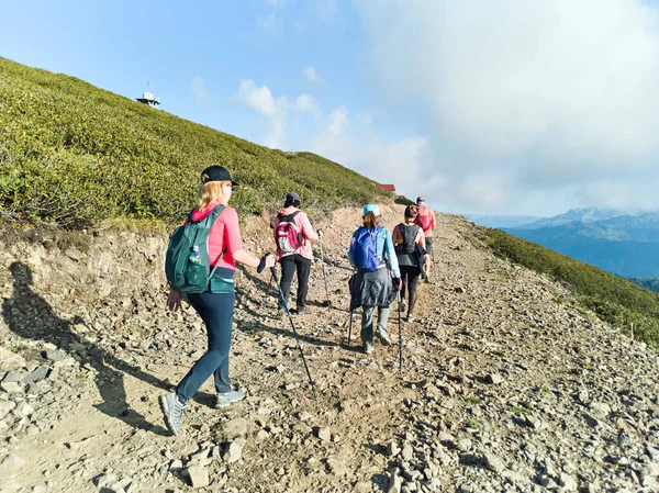 Grupo Turistas Trekking Nas Montanhas — Fotografia de Stock