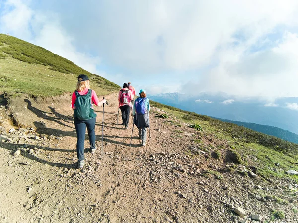 Grupo Turistas Trekking Nas Montanhas — Fotografia de Stock