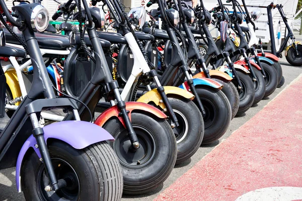 Scooters Électriques Louer Dans Parking Par Temps Ensoleillé — Photo