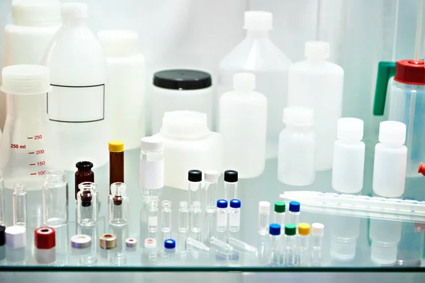 Laboratóriumi Üveg Műanyag Edények Palackok Üvegek Lombikok — Stock Fotó