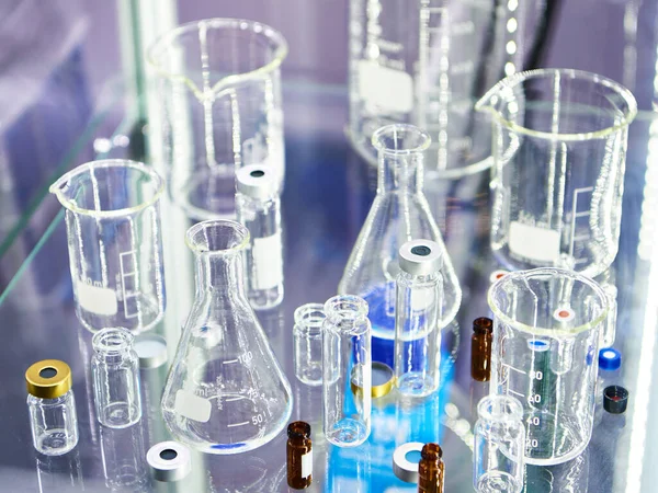 Szklane Naczynia Laboratoryjne Butelki Słoiki Kolby — Zdjęcie stockowe