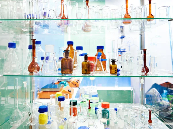 Szklane Naczynia Laboratoryjne Butelki Słoiki Kolby Sklepie — Zdjęcie stockowe