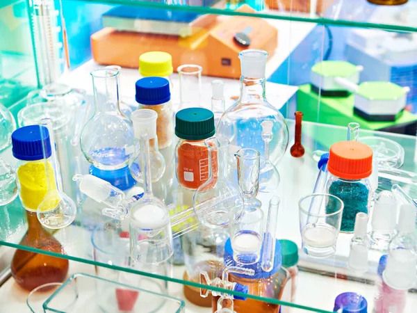 研究室のガラス料理 ボトル 瓶や店内のフラスコ — ストック写真