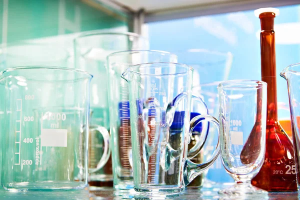 研究室のガラス料理 ボトル 瓶や店内のフラスコ — ストック写真