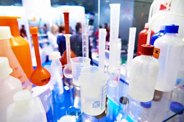 Лабораторний Скляний Пластиковий Посуд Пляшки Банки Колби Магазині — стокове фото