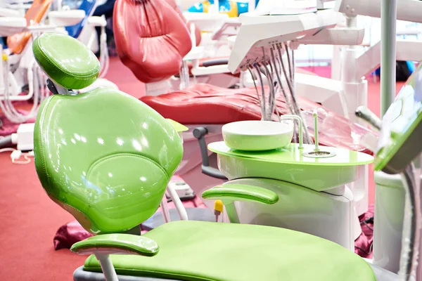展览上的牙科椅子及诊所设备 — 图库照片
