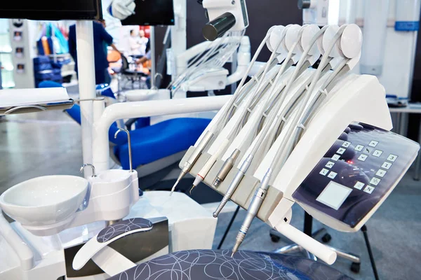 Zahnarztstuhl Und Medizinische Geräte Auf Der Ausstellung — Stockfoto