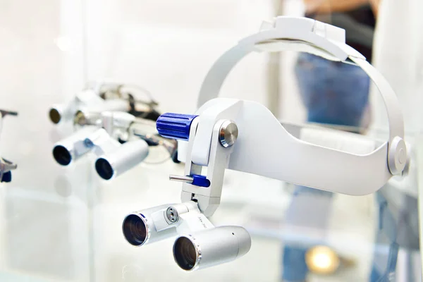 Binocular Head Magnifier Dalam Pameran Toko — Stok Foto