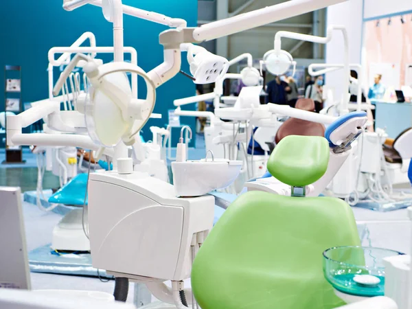 Sergide Dişçi Sandalyesi Klinik Ekipmanları — Stok fotoğraf