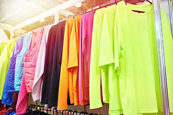 Shirts Sweats Shirts Colorés Sur Cintre Dans Magasin — Photo