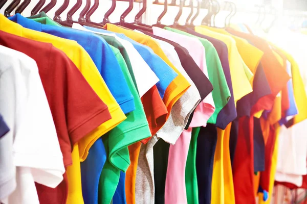 Shirts Colorés Mode Sur Cintre Dans Magasin — Photo