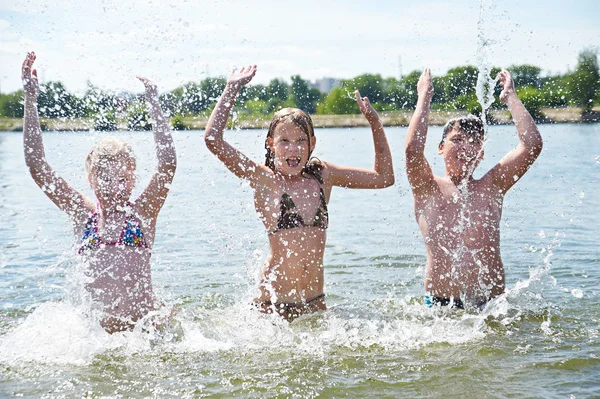 Enfants heureux dans le lac — Photo