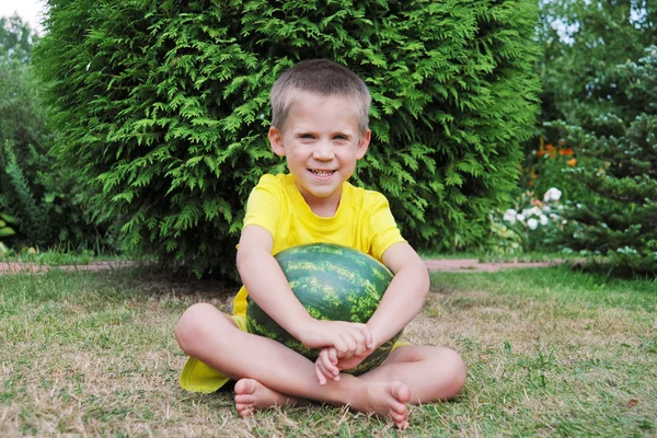 Glückliches kleines Mädchen mit einer großen Wassermelone — Stockfoto