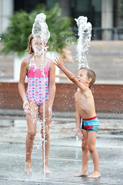 Šťastné děti, přehrávání v fontána — Stock fotografie