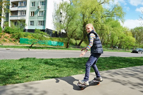 Mädchen fährt Skateboard — Stockfoto