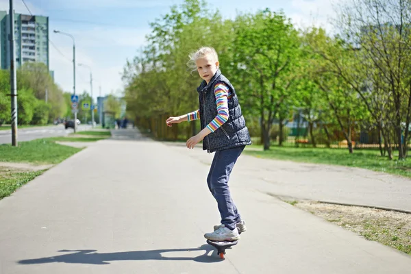 Fille chevauchant un skateboard — Photo