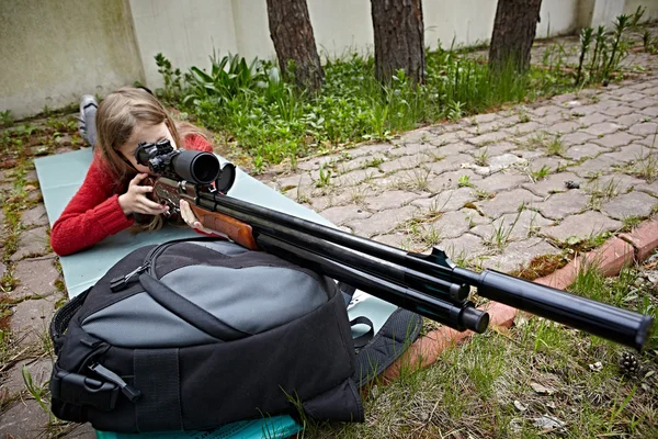 Dívka, zaměřené pušky — Stock fotografie