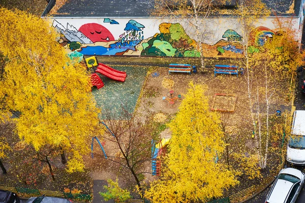 Plac zabaw w jesienny dzień — Zdjęcie stockowe