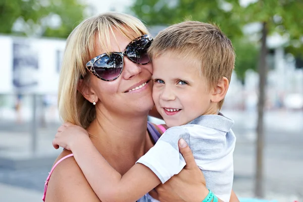 Felice madre con suo figlio — Foto Stock