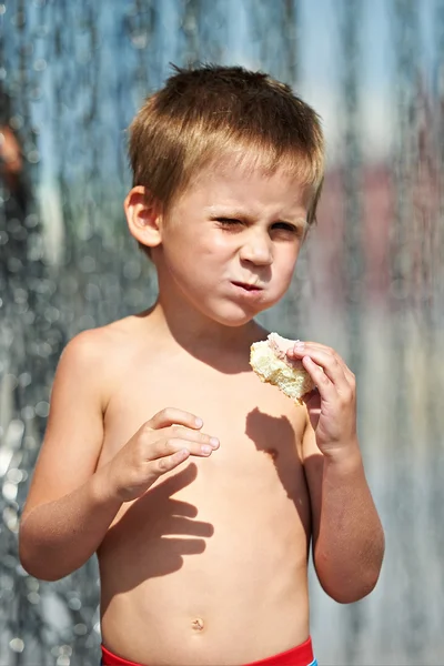 Petit garçon manger un sandwich — Photo