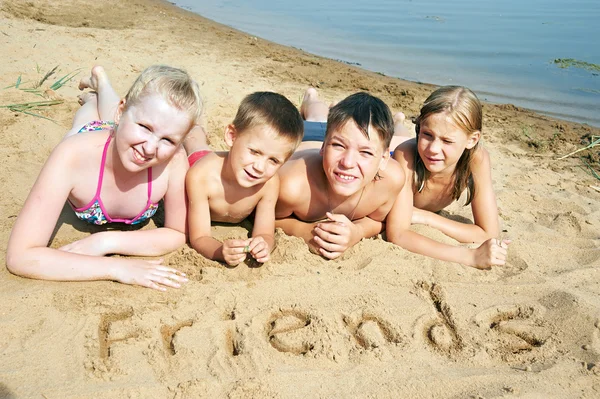 Kinder liegen am Strand — Stockfoto