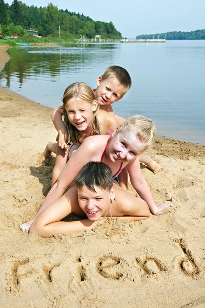 子供たちは、ビーチに敷設 — ストック写真
