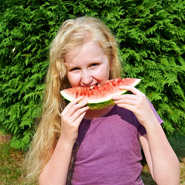 Glückliches Mädchen isst Wassermelone — Stockfoto