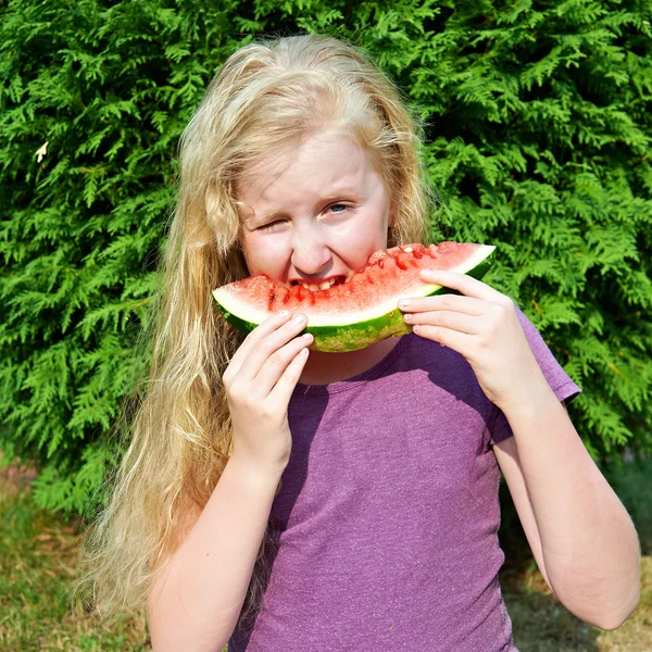 สาวมีความสุขกินแตงโม — ภาพถ่ายสต็อก