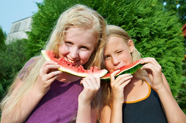 Happy girls eating watermelon — Stock Photo, Image
