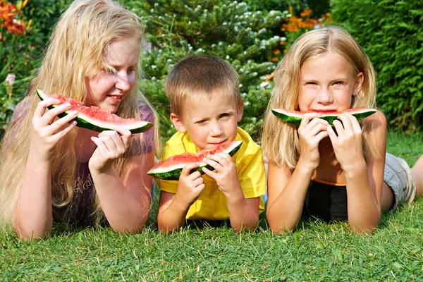 Glückliche Kinder essen Wassermelone — Stockfoto