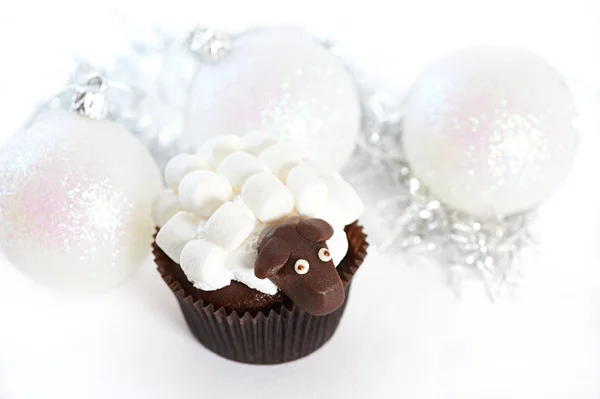 Palle di Natale e torta con marshmallow — Foto Stock