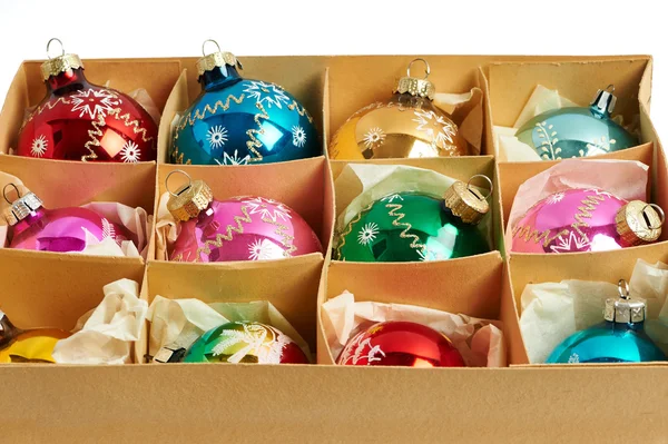 Рождественские шары в картонной коробке — стоковое фото