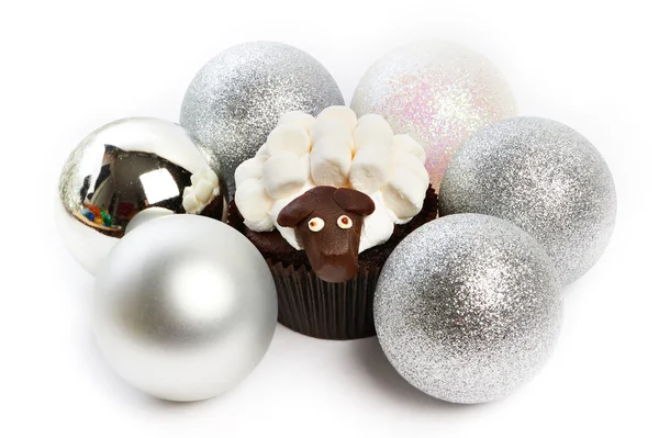 Košíček jehněčí s stříbrné vánoční koule jako symbol tomto 2015 nový rok — Stock fotografie