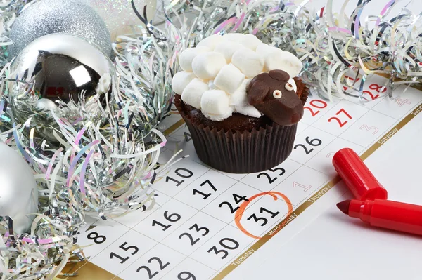 Cupcake lamb with calendar as simbol 2015 new years isolated — Stock Photo, Image