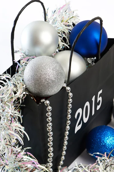 Рождественские шары и мишура в подарочной сумке символ новогоднего изолята — стоковое фото