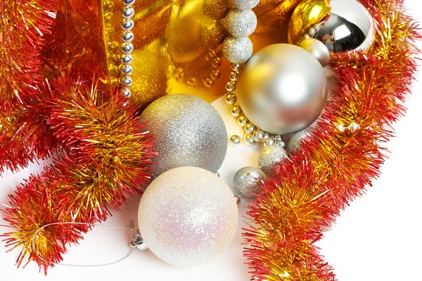 Boules de Noël et tinsel comme symbole du Nouvel An — Photo