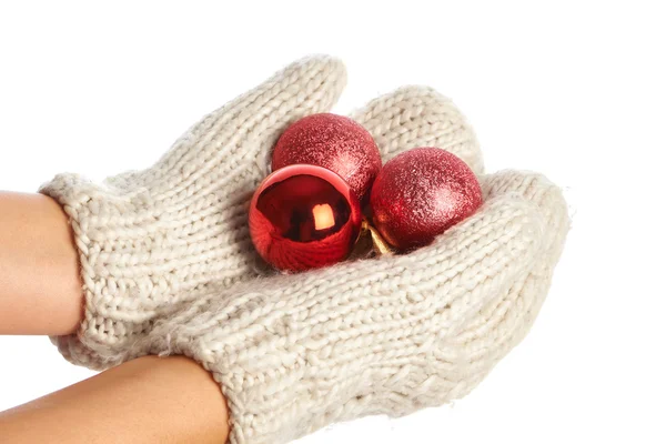 Kvinnliga händer i vantar med julen bollar — Stockfoto