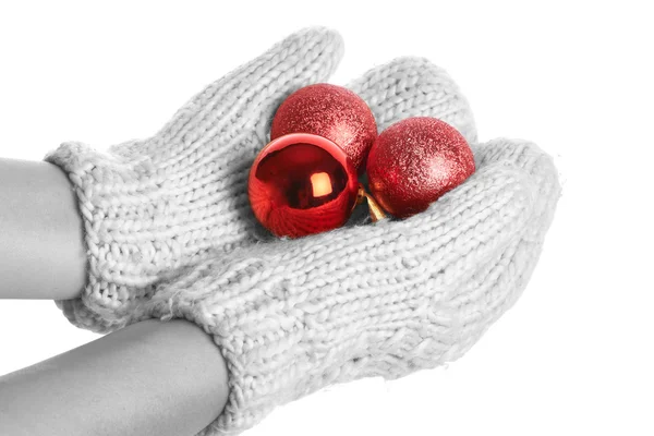 Manos femeninas en manoplas con bolas de Navidad —  Fotos de Stock