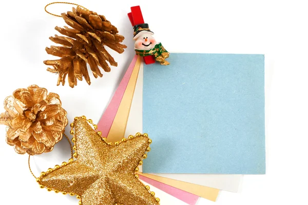 Christmas snowman clothespin holding note paper and golden pine — Stock Photo, Image