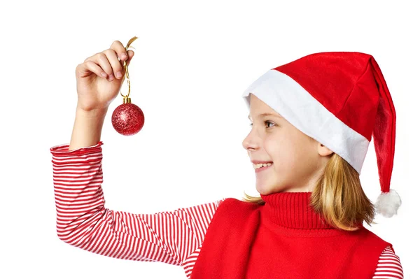 Menina bonita em chapéu vermelho de Papai Noel com bola de Natal — Fotografia de Stock